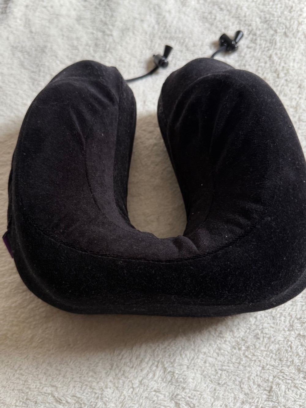Cabeau Evolution Classic Travel Neck Pillow In black, like new